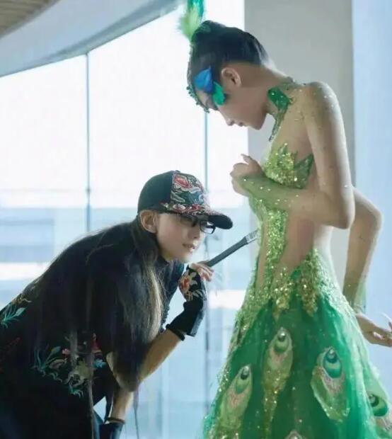 關(guān)曉彤和楊麗萍什么關(guān)系