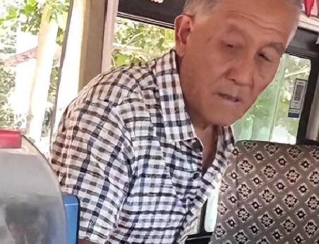 老夫妻連續(xù)9年給開公交的兒子送飯 這也太感人了