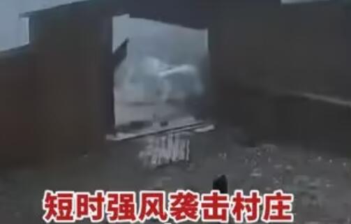 河北承德大風(fēng) 鐵門瞬間被刮飛 實(shí)在罕見簡直令人恐怖至極