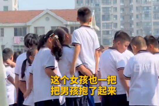 男生看畢業(yè)典禮被高個(gè)女生霸氣抱起 到底是什么情況？