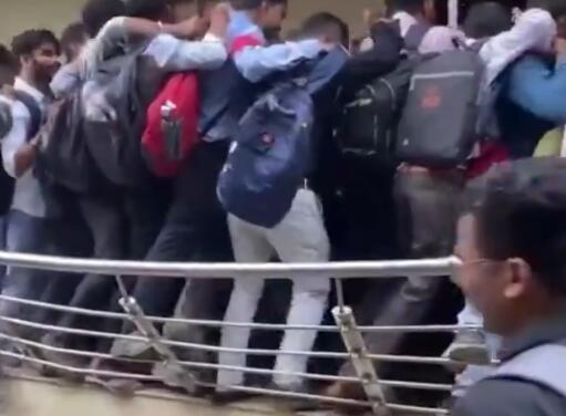 印度1800人競聘10崗位擠斷欄桿 為什么這么火爆？