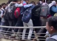 印度1800人競聘10崗位擠斷欄桿 為什么這么火爆？