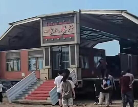 餐車6分鐘變酒樓:哈爾的移動大排檔 怎么做到的這么快？