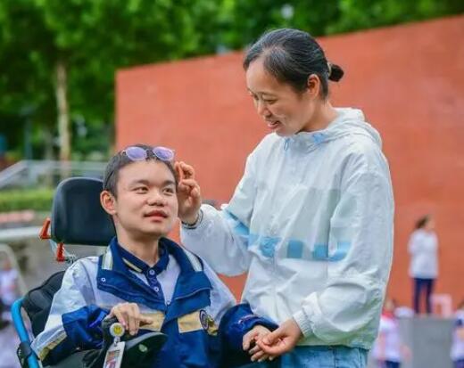 媽媽帶罕見病兒子打破活不過18歲預(yù)言 拍攝成紀(jì)錄片和劇情電影