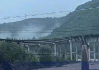 陜西一鐵路橋被洪水沖垮 機車墜橋 實在讓人后怕