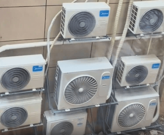 銀行對著居民樓裝8臺空調(diào)外機 這也太無奈了