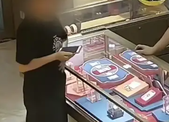 女子買4萬黃金不挑款式 店員報警 到底是什么情況？