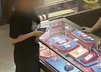 女子買4萬黃金不挑款式 店員報(bào)警 到底是什么情況？