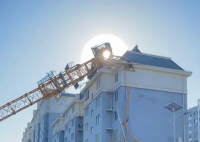 施工塔吊坍塌砸到樓房 目前事故已處置完畢無人員傷亡