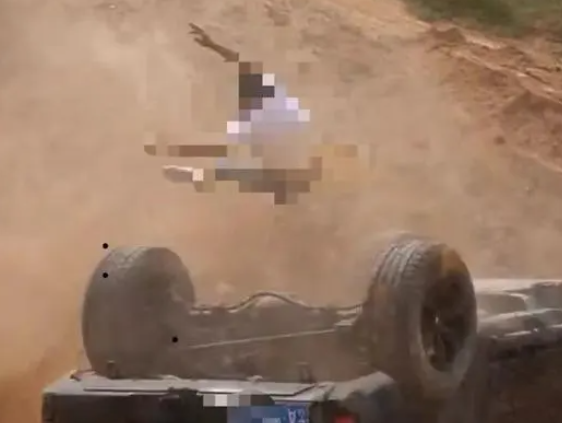 越野車翻滾下坡司機(jī)被甩出車外 內(nèi)幕實(shí)在讓人驚個(gè)呆