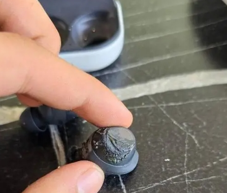 三星耳機(jī)爆炸導(dǎo)致用戶聽(tīng)力永久受損 再也聽(tīng)不到聲音了