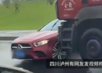 驚險!奔馳車雨天被大貨車頂行1分鐘 內(nèi)幕實在讓人驚個呆