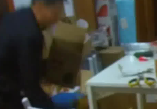 男子網(wǎng)購榴蓮快遞拆出大蛇 一條一米多長的蛇