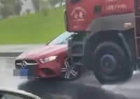 頂推奔馳車(chē)司機(jī)分心打電話4分鐘 簡(jiǎn)直太驚險(xiǎn)了