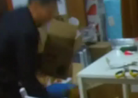 男子網(wǎng)購(gòu)榴蓮快遞拆出大蛇 一條一米多長(zhǎng)的蛇