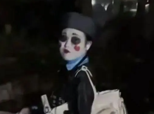 物業(yè)回應(yīng)女子半夜穿僵尸服嚇壞居民 簡直嚇尿了