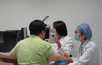 女子長時(shí)間久坐刷手機(jī)致眼中風(fēng) 原因竟是這樣太崩潰了