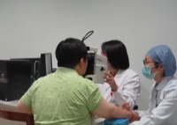 女子長(zhǎng)時(shí)間久坐刷手機(jī)致眼中風(fēng) 原因竟是這樣太崩潰了