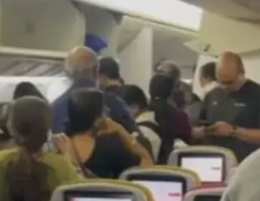 印度又有航班出故障 乘客被迫下機(jī) 該航班的一個引擎出現(xiàn)了技術(shù)故障