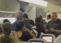 印度又有航班出故障 乘客被迫下機 該航班的一個引擎出現(xiàn)了技術(shù)故障