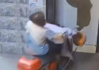 老人騎三輪車撞破電梯門掉進電梯井 實在太悲劇了