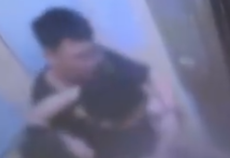 長沙一醉酒男子電梯內(nèi)撕扯女孩頭發(fā) 內(nèi)幕曝光簡直太意外了