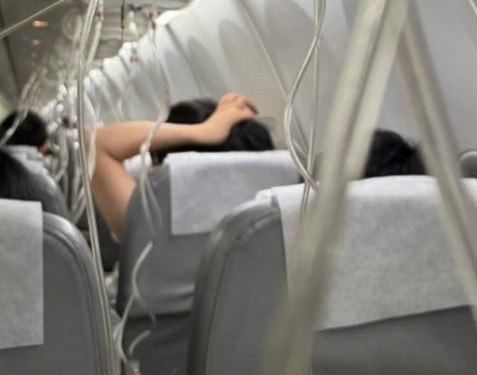客機(jī)高空急墜親歷者:給老公寫了遺書 原因竟是這樣太崩潰了