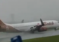 驚險(xiǎn)一幕 印尼一客機(jī)著陸時(shí)險(xiǎn)墜毀 究竟是怎么回事？