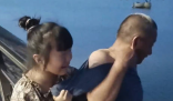 爺爺想下河撈玩具被孫女緊緊拉住 孫女擔(dān)心地大哭緊拽爺爺衣服阻止