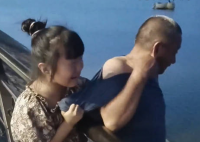 爺爺想下河撈玩具被孫女緊緊拉住 孫女擔(dān)心地大哭緊拽爺爺衣服阻止