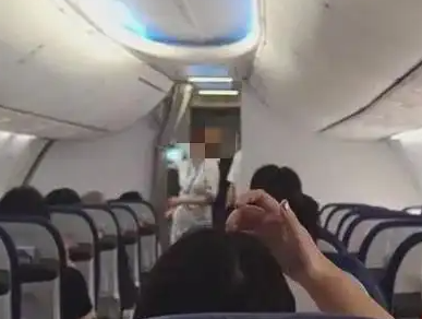 航班即將關(guān)閉艙門發(fā)現(xiàn)2人上錯(cuò)飛機(jī) 究竟是怎么回事？