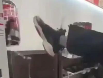 蜜雪員工用腳關(guān)桶或引起法律爭(zhēng)議 內(nèi)幕實(shí)在讓人驚個(gè)呆