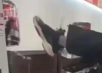 蜜雪員工用腳關(guān)桶或引起法律爭議 內(nèi)幕實在讓人驚個呆