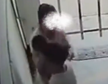 1歲男孩被女子強摟親吻后發(fā)燒得水痘 背后真相實在讓人驚愕