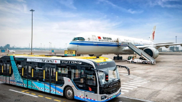 旅客擺渡車內暈倒有人破窗 機場通報 為什么引爭議？