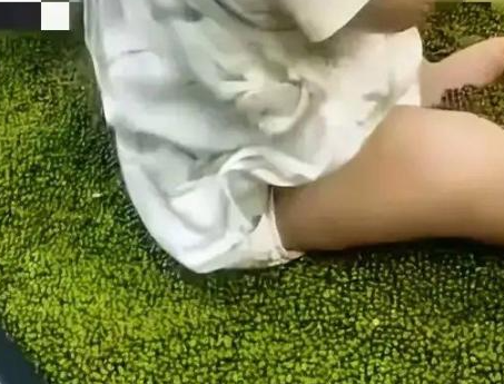 穿紙尿褲小孩坐綠豆框玩耍 超市回應(yīng) 事件始末2025最新消息