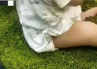 穿紙尿褲小孩坐綠豆框玩耍 超市回應(yīng) 事件始末2025最新消息
