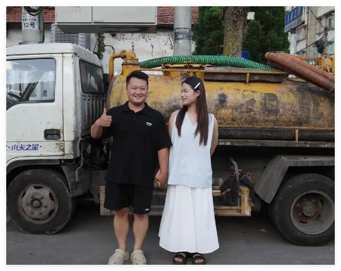 95后掏糞工:上班清糞車下班奔馳 背后真相實在讓人驚愕
