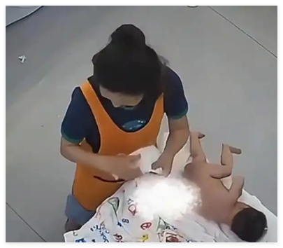 嬰兒育嬰館洗澡時(shí)摔下1米多高操作臺(tái) 事件始末2025最新消息