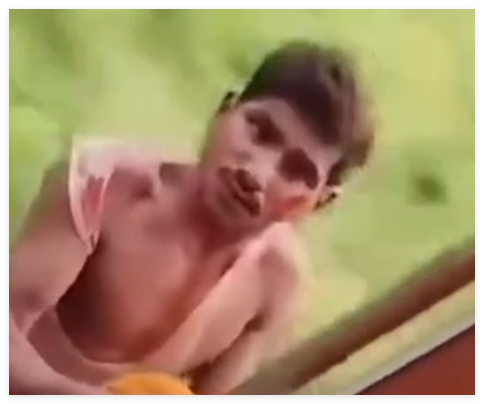 印度小偷行竊后掛火車外側趁機跳車 視頻引發(fā)社交媒體關注