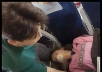 醫(yī)學(xué)生飛機(jī)上救人 被質(zhì)疑有無(wú)資質(zhì) 究竟是怎么回事？