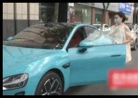 女車(chē)主稱遭貨車(chē)逼停 被罵開(kāi)個(gè)破小米 內(nèi)幕實(shí)在讓人驚個(gè)呆