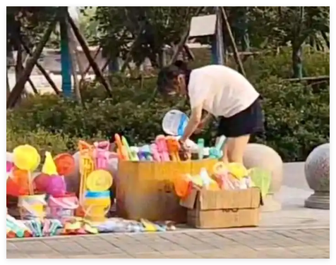 14歲女孩擺攤賣玩具25天賺2000元 到底是是真的？