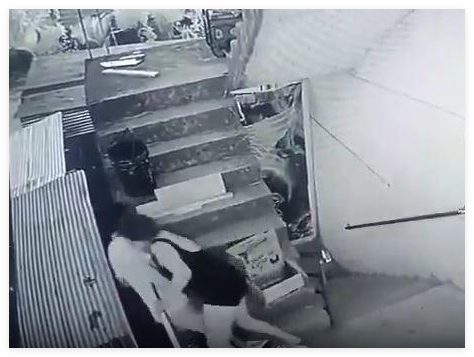 秘魯女子吵架沖向男友力道過大墜亡 究竟是怎么回事？