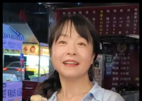 雙腿截肢女子夜市擺攤成“團寵” 畫面曝光太火爆了