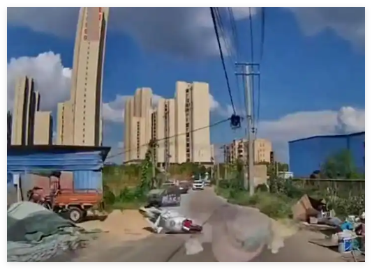 女子單手騎車摔倒 相隔7米汽車擔(dān)責(zé) 內(nèi)幕曝光簡直太意外了