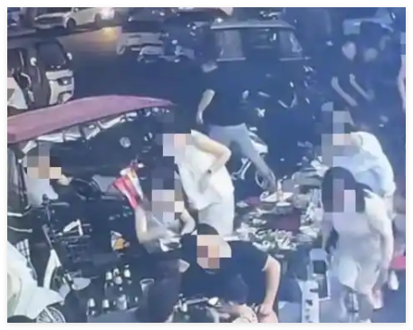 男子嫌太吵向樓下燒烤店潑不明液體 背后真相實(shí)在讓人驚愕