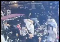 男子嫌太吵向樓下燒烤店潑不明液體 背后真相實(shí)在讓人驚愕