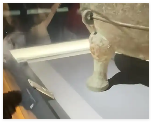 青銅器展柜內有一部手機 博物院回應 事件始末2025最新消息