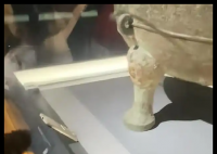 青銅器展柜內(nèi)有一部手機(jī) 博物院回應(yīng) 事件始末2025最新消息